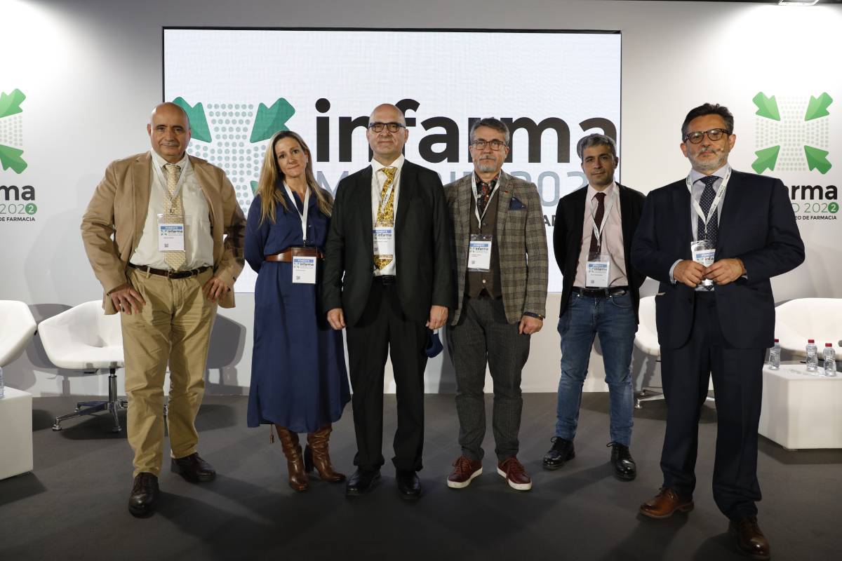 Manuel Seara, de RNE y moderador de la mesa; Olga Mediano, de la Separ; José Antonio López, neurobiólogo de la Autónoma de Madrid; Alfredo Corell, inmunólogo de la Universidad de Valladolid;  Juan Torres, internista del Infanta Leonor-Virgen de la Torre (Madrid), y Julio Mayol, director del Clnico San Carlos (FOTO: Sergio González Valero). 